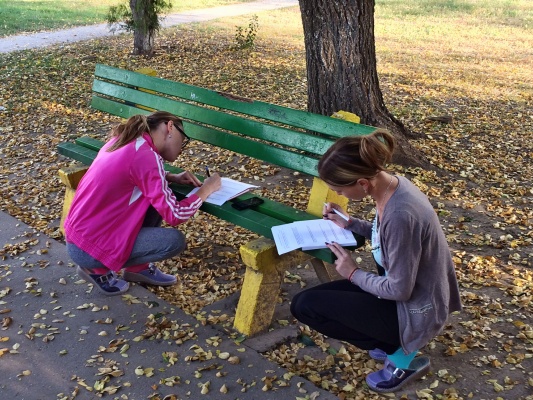 Respondenti vyplňující dotazníky. Vesnice Kucura.